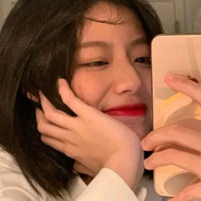 情薄似流云，红颜洽春风